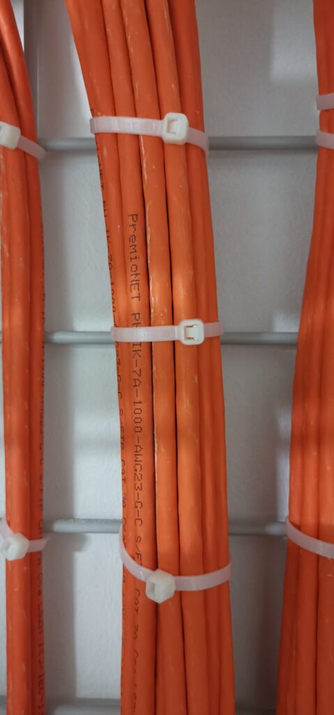 Câbles orange attachés