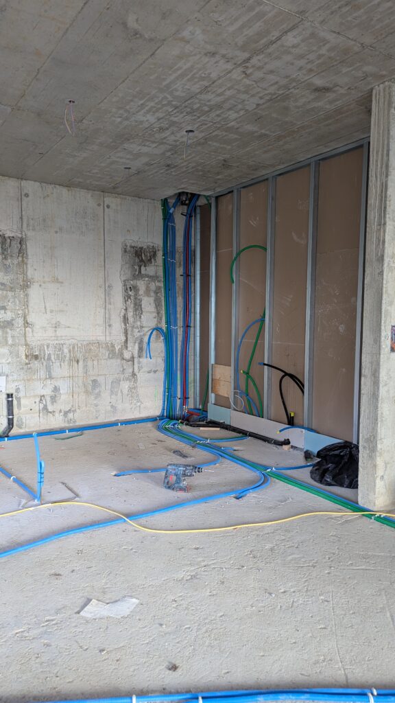 Bâtiment en construction montrant les tuyaux dans lesquels passeront les câbles électriques