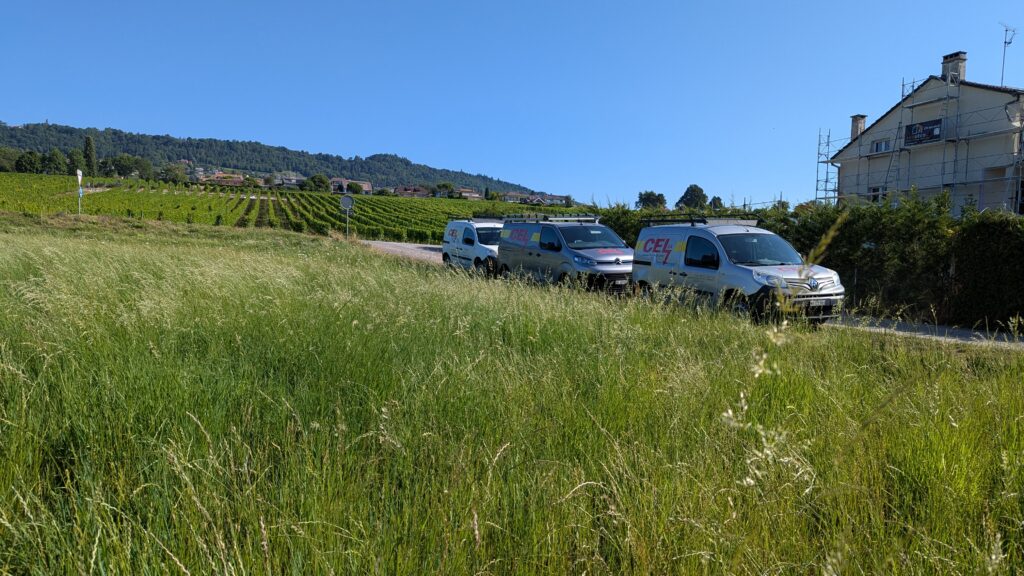 Trois camionnettes de l'entreprise CEL parqué en ligne