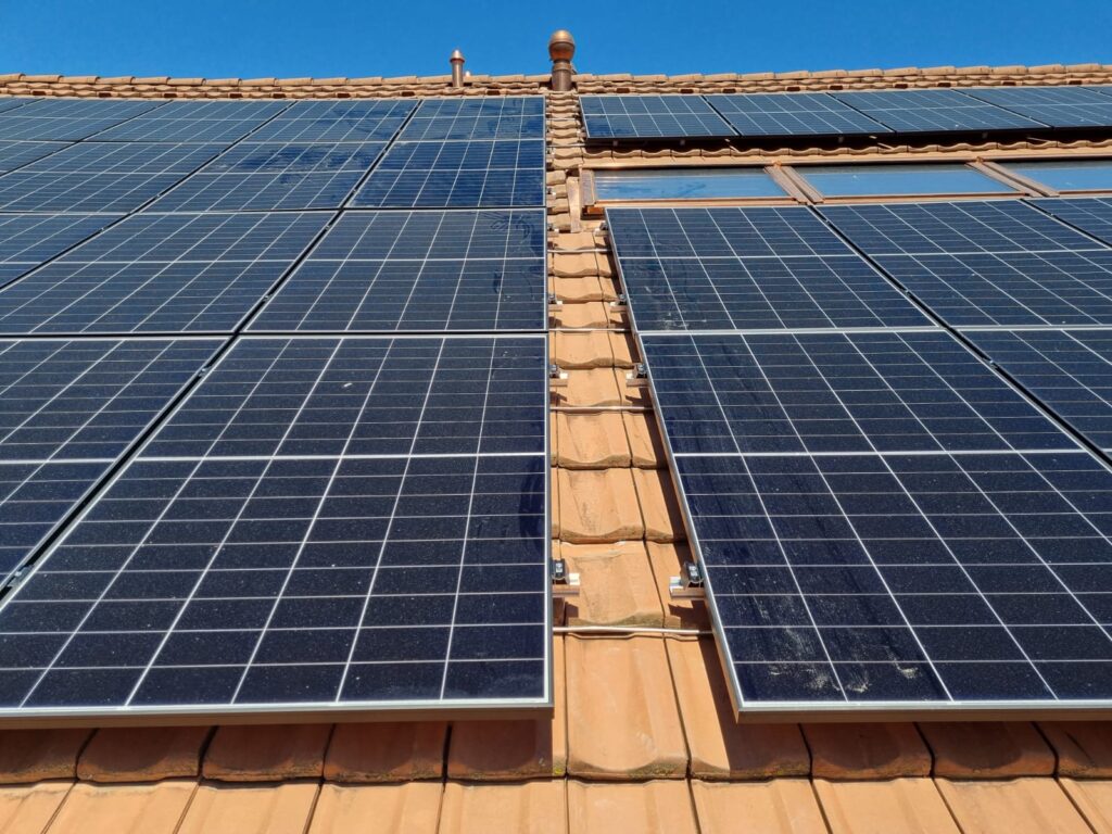 Toit avec des panneaux photovoltaïques dessus