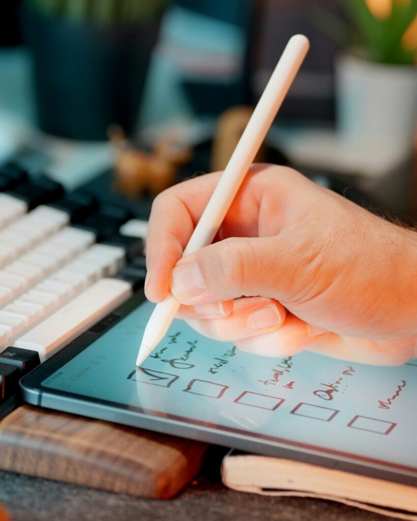 Une personne qui utilise un stylet sur une tablette avec une checklist