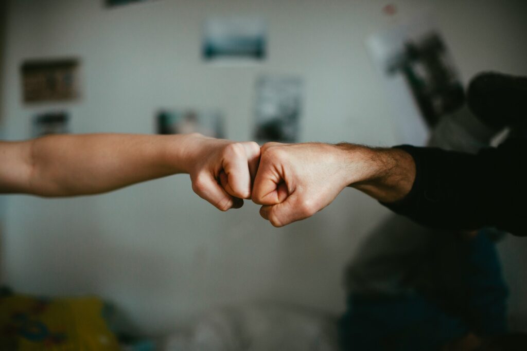 Personnes ce faisant un check avec le point fermé
