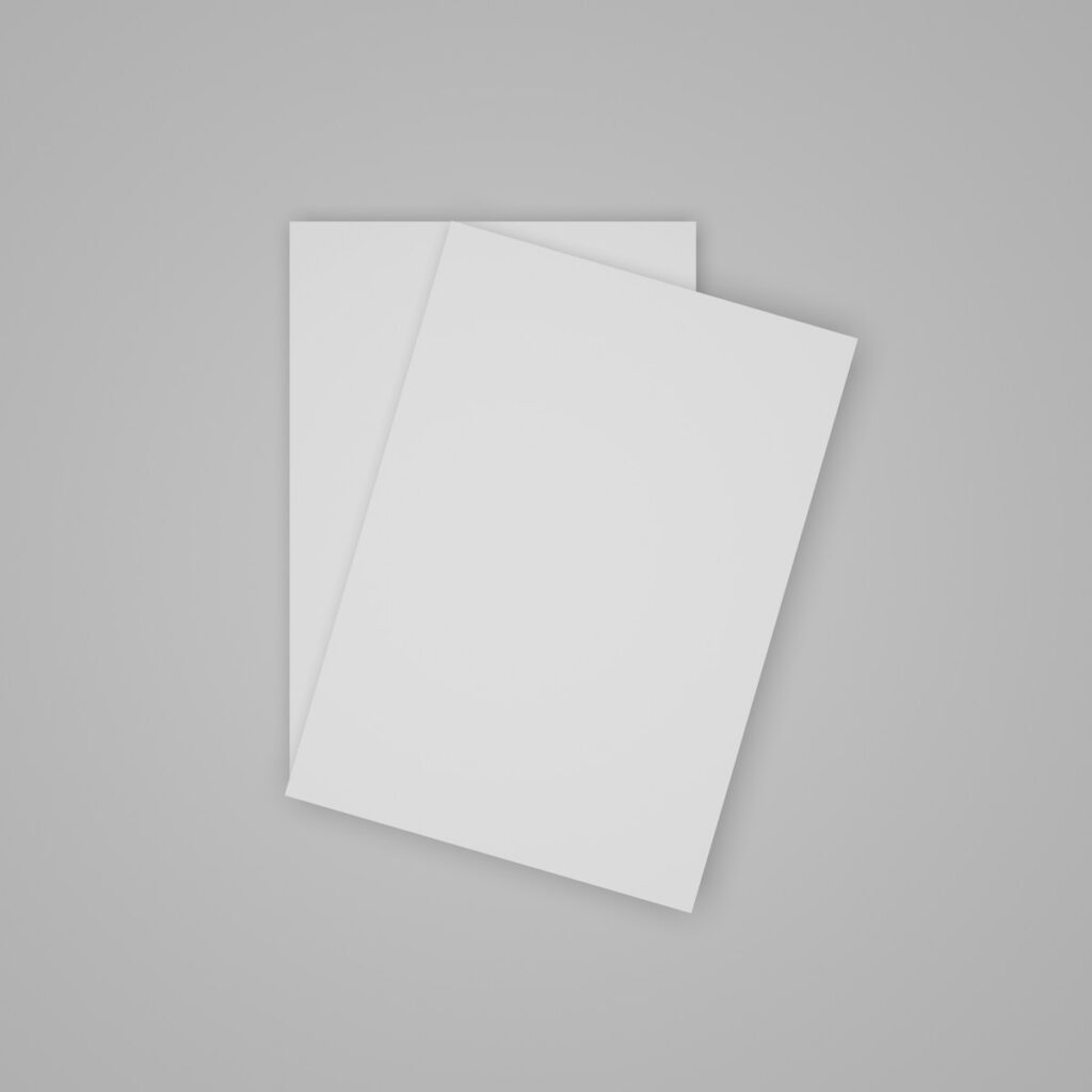 Deux feuilles blanches de papier sur fond gris