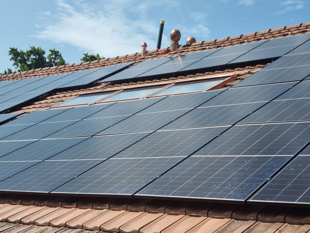 Panneaux photovoltaïque d'un de nos chantiers 2025 Panneaux photovoltaïque présent sur un toit. Peut aider chaque ménage d'optimiser son énergie via l'installation d'une CA, d'une RCP ou d'une CEL.