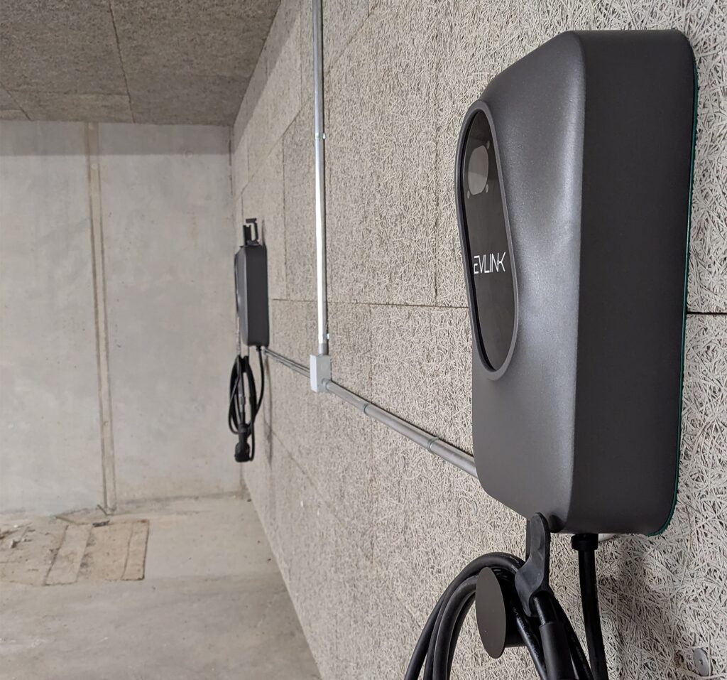 Borne de charge 2 Image d'une installation de bornes de charge pour véhicule électrique installé dans un immeuble construit en 2025